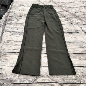 Lululemon On the Right Track Pant
Dark Olive / Black Size 2